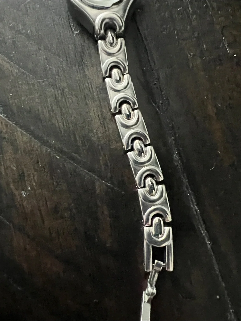 Gucci Women's Silver Tone Linked Bracelet Watch